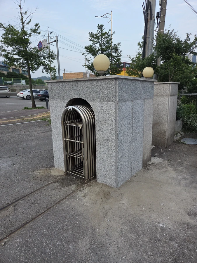 회사 진입 대리석 기둥 파손 타일교체 시공 완료