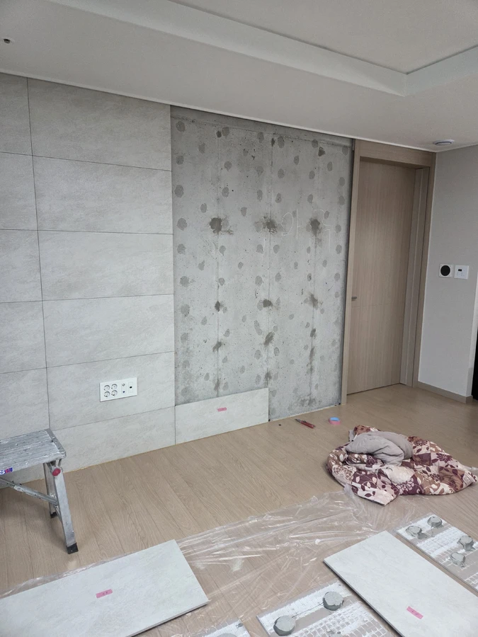 거실 아트월 벽타일 흔들림·단차 교체 시공 전 현장